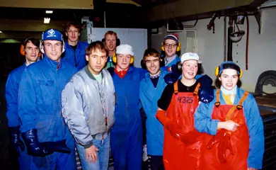 Starfsfólk í frystitækjum í húsi Fiskiðjunnar 1994. Fiskiðjan hafði þá sameinast Vinnslustöðinni en hún notaði áfram um hríð frystitæki og frystiklefa Fiskiðjunnar.